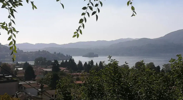 Апартаменты с балконом и с видом на озеро Lago dOrta Appartamento con vista