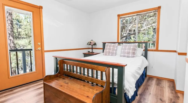 Sugarpaw Cottage - Very Private Cabin Nestled Amongst Towering Pines In This Cozy Mountain Home! 3 Bedroom Cabin