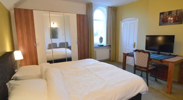Opulent Villa with Sauna, Hot Tub, Pool, Prenota Villa Hotel a Limburgo con parcheggio, Parcheggio