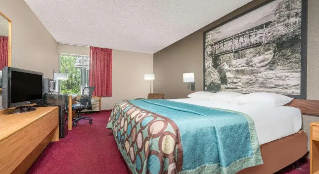 Двухместный номер King Super 8 by Wyndham Menomonie WI