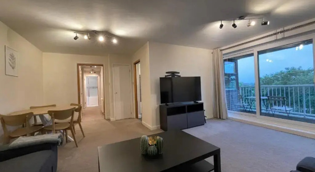 Spacious 2-Bedroom Flat Near Surbiton Station, Boek Hotel Surbiton Groot-Londen