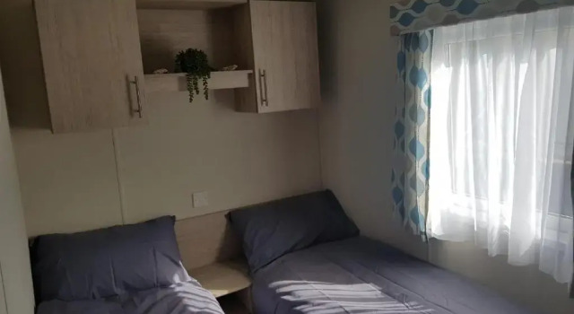 Lodge - Sleeps 8 - Parking, Wifi,