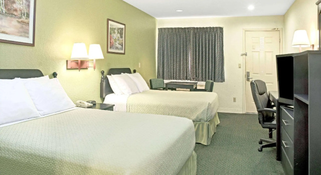 Четырёхместный номер Standard Days Inn by Wyndham El Campo TX