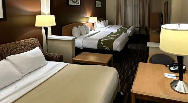 Четырёхместный люкс Quality Suites Near West Acres