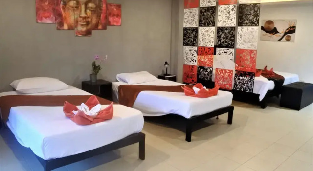 Четырёхместный номер Deluxe с балконом Hi Karon Beach
