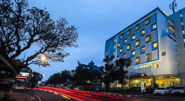 Postel ve společném pokoji Hotel Citradream Bandung