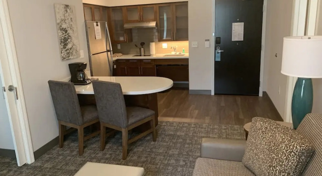 Люкс с 2 комнатами с видом на бассейн Staybridge Suites Naples – Marco Island by IHG