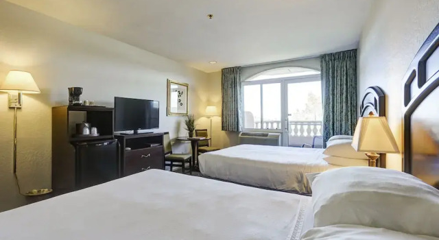 Четырёхместный номер Standard с балконом Forest Villas Hotel