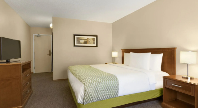 Colonial Square Inn & Suites, Varaa Hotelli Saskatoon Saskatchewan, lähellä Griffiths Stadium