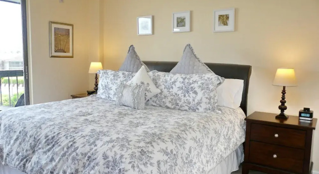 Двухместный номер Standard с балконом Condo With Pool, View of Clam Bay and Walk to Beach