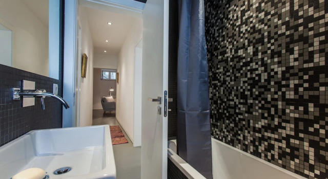 Апартаменты Renovated Apartment w/ Private Courtyard, By TimeCooler