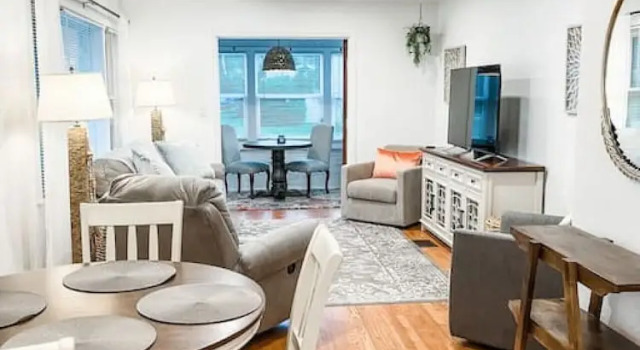 Коттедж Changes In Latitude Pet Friendly Retreat