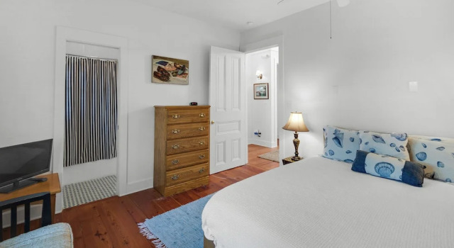 Old Seagrove Next to Seaside- Quiet Area & Vintage Charm, Backs to Canal