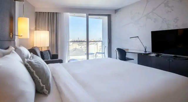 Двухместный номер Prestige с балконом и с видом на сад Renaissance Paris Arc de Triomphe Hotel