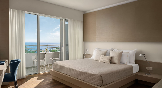 Двухместный люкс The Mediterranean с видом на море Mediterranean Beach Hotel