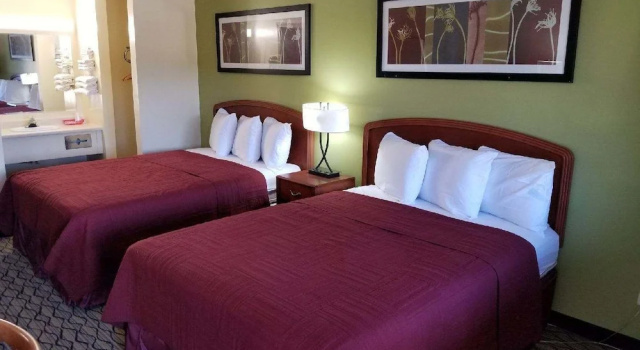 Четырёхместный номер Standard Economy Inn & Suites