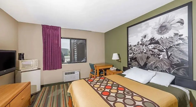 Suite Super 8 by Wyndham Chanute