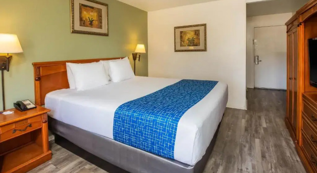 Номер Standard с видом на реку Travelodge by Wyndham Red Bluff South of Redding