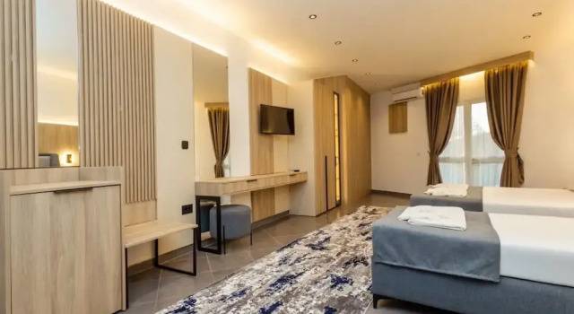 Четырёхместный семейный номер Standard с балконом Continental Hotel