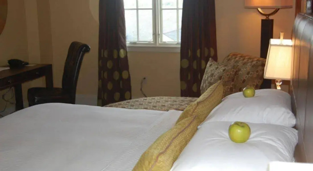 Carriage House Hotel