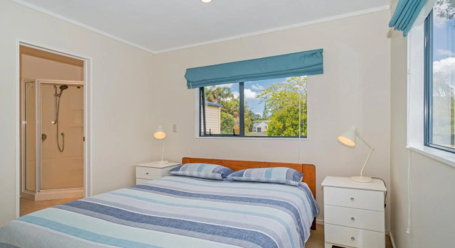 Kowhai Corner - Matarangi Holiday Home, Rezerwuj Hotel Hotele w Auckland Region z parkingiem, Parking