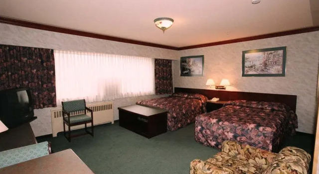 Robsonstrasse Hotel & Suites, Забронировать Отель Отели Ванкувера с парковкой, рядом с Yaletown Roundhouse Skytrain Station, Парковка