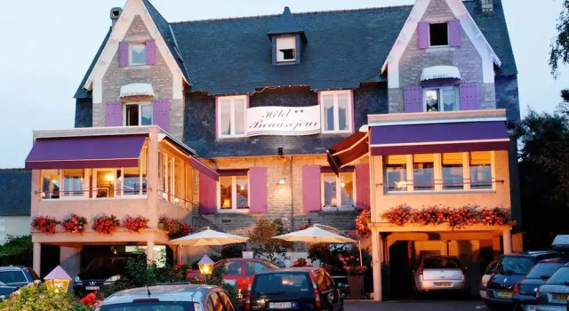 Hotel Logis Beauséjour, Rezerwuj Hotel Hotele w Erquy z parkingiem, Parking