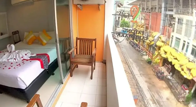 Двухместный номер Deluxe с балконом и с красивым видом из окна The Room Patong Hotel