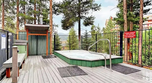 Номер Standard 4 O Clock Ski Run Spacious 2 Bedroom Rental - Half Block from Snowflake Lift!