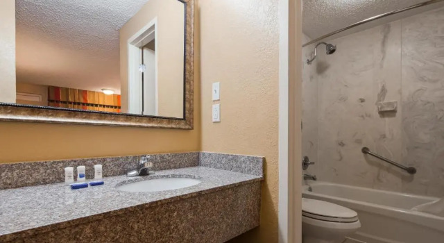 Четырёхместный номер Standard Цокольный этаж SureStay Plus by Best Western Covington