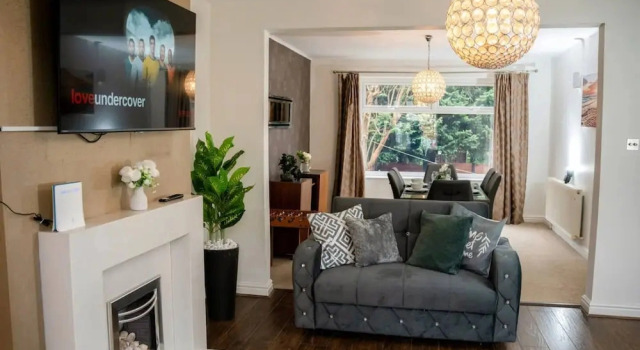 Modern Spacious 4-bedroom Residence in Crumpsall, Book Feriehus Manchester Manchester og omegn