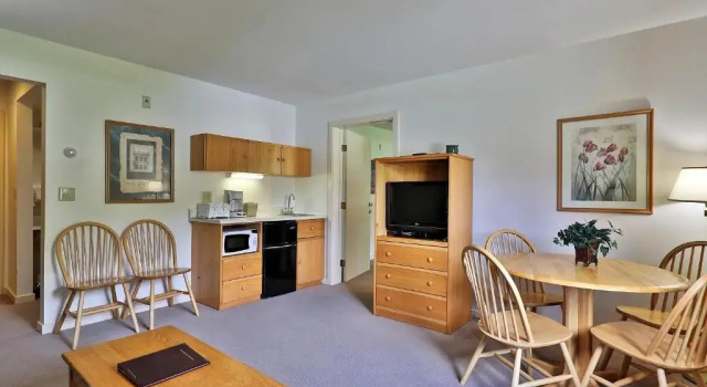 Апартаменты Deluxe one bedroom suite located on first floor with outdoor heated pool 11921