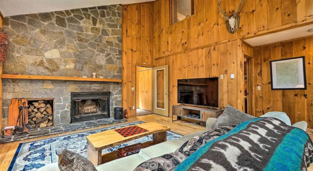 Коттедж с 5 комнатами с балконом Spacious Dover Home w/ Sauna < 5 Miles to Ski!