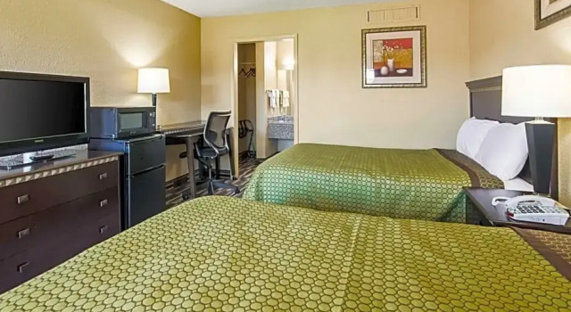 Четырёхместный номер Standard Travel Inn Bristol near State Street