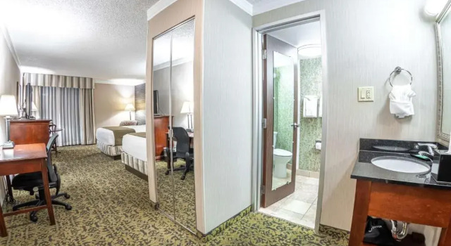 Четырёхместный номер Deluxe Salt Lake Plaza Hotel at Temple Square