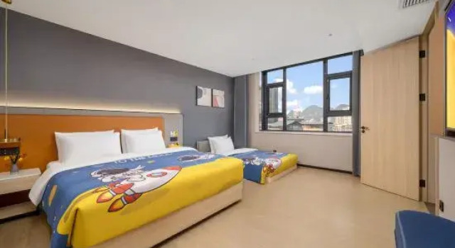 Семейный люкс Zhenxuan Yueju Hotel (Hechi Yizhou Bus Terminal)