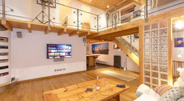 Коттедж Stylist Split Level 2 Bed With Parking