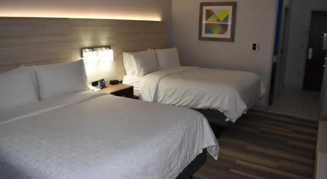 Четырёхместный номер Standard Holiday Inn Express Hotel & Suites McPherson by IHG