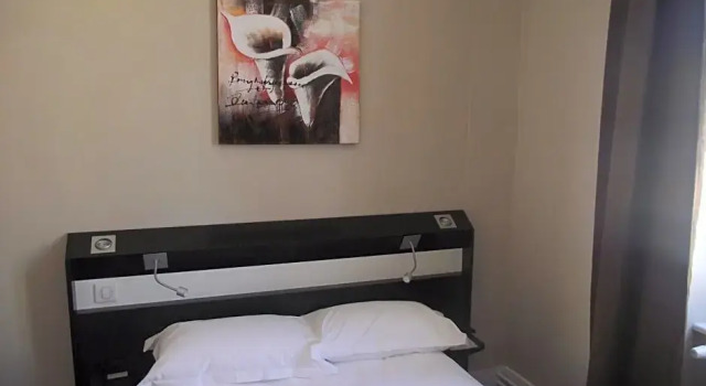 Номер Standard Logis Hotel des Bourbons Montluçon Climatisé