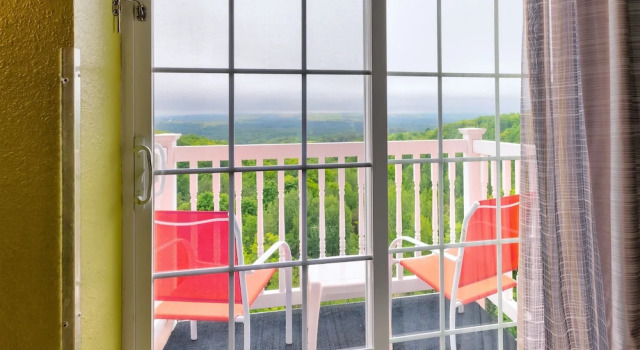 Двухместный номер Standard с балконом и с красивым видом из окна Holiday Inn Express Hotel & Suites Petoskey by IHG