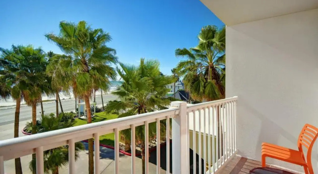 Четырёхместный номер Standard с балконом и рядом с пляжем DoubleTree by Hilton Galveston Beach
