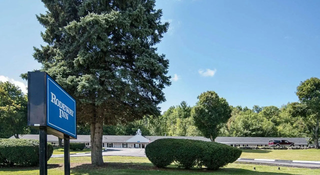 Кровать в общем номере Econo Lodge