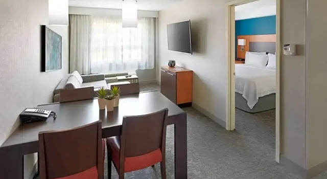 Четырёхместный люкс с 2 комнатами TownePlace Suites by Marriott Mississauga-Airport Corporate Centre