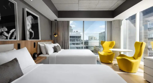 Четырёхместный номер Deluxe Humaniti Hotel Montreal, Autograph Collection