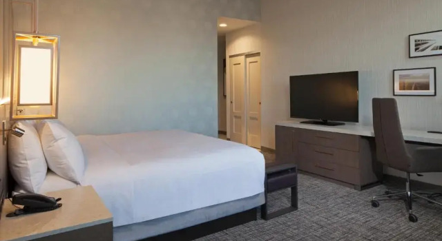 Двухместный Mobility access номер Deluxe H Hotel Los Angeles, Curio Collection By Hilton