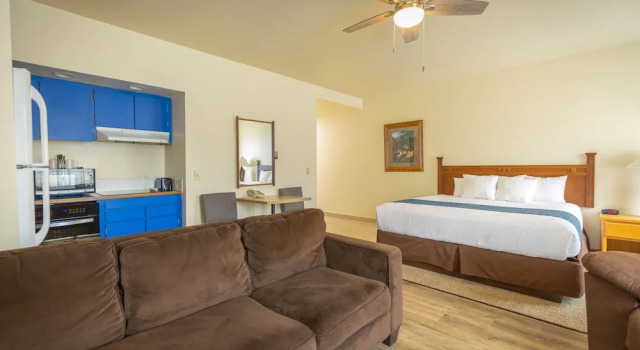 Четырёхместный люкс Helgeson Place Hotel & Suites