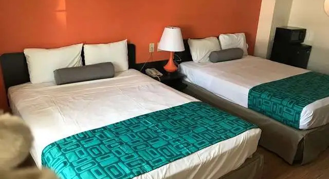 Howard Johnson by Wyndham Lake George, Забронировать Отель Отели Лейк-Джордж с парковкой, рядом с Музей «Форт Уильям-Генри», Парковка