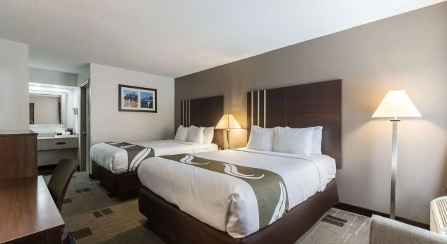 Четырёхместный номер Standard Quality Inn Cleveland North