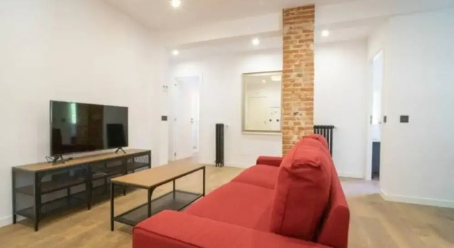 Spacious Double Room in an Apartment With a Private Balcony, in Madrid, Забронировать Апартаменты/квартира Карабанчель Мадрид, рядом с Урхель