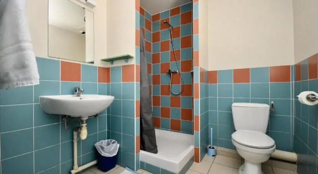 Кровать в общем номере Hôtel Naéco Audierne